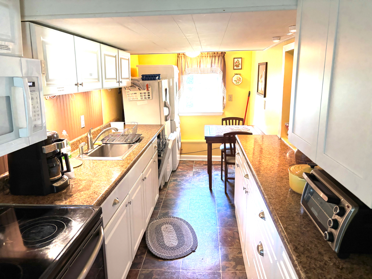 Quiet Attached Apartment on convenient suburban property - Photo 3