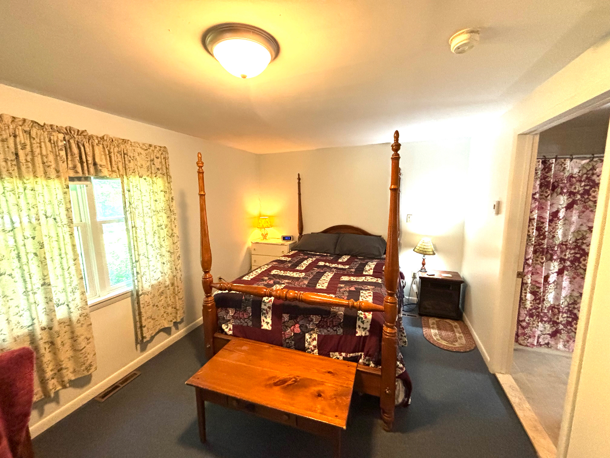 Quiet Attached Apartment on convenient suburban property - Photo 4