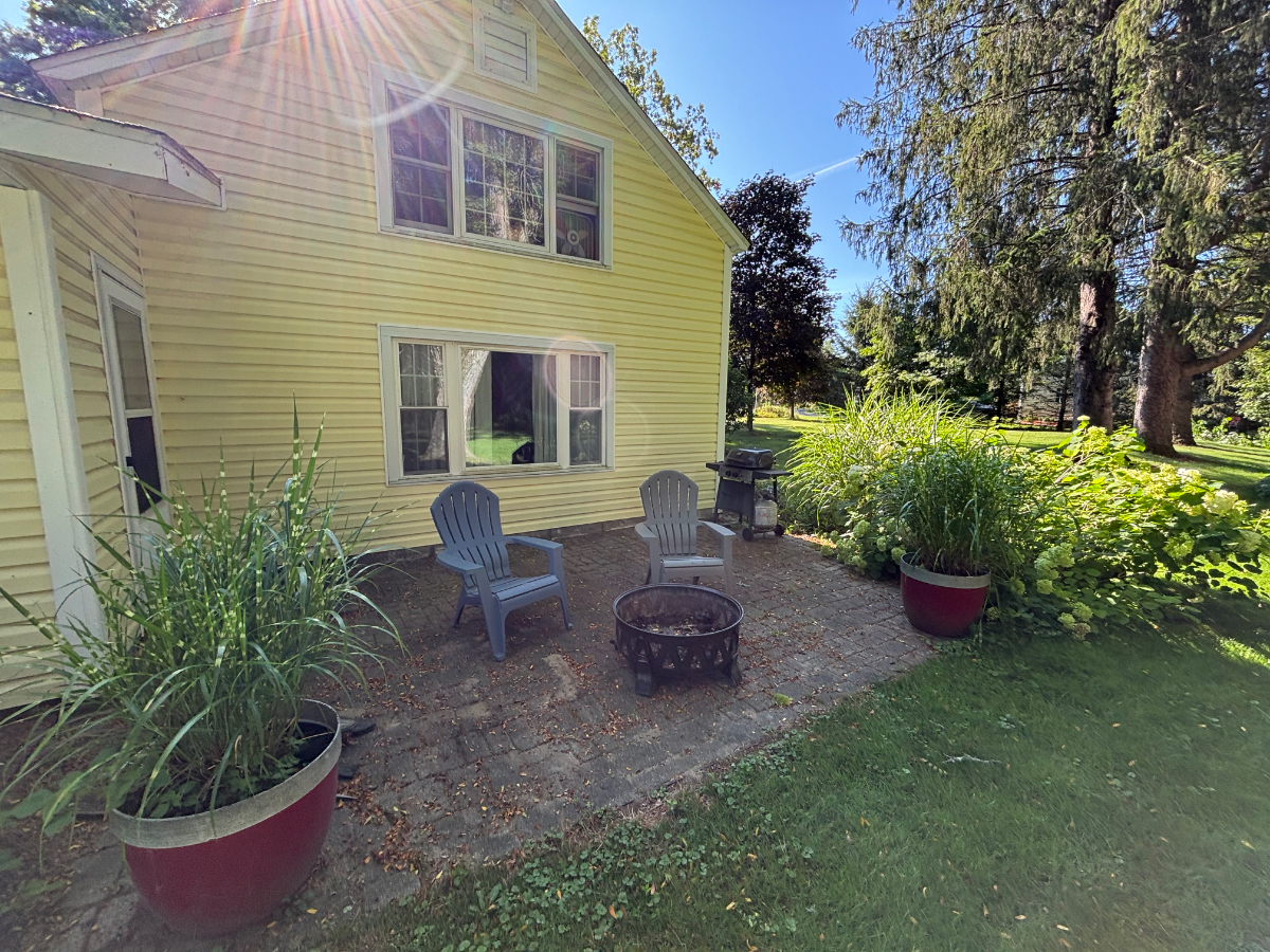 Quiet Attached Apartment on convenient suburban property - Photo 5