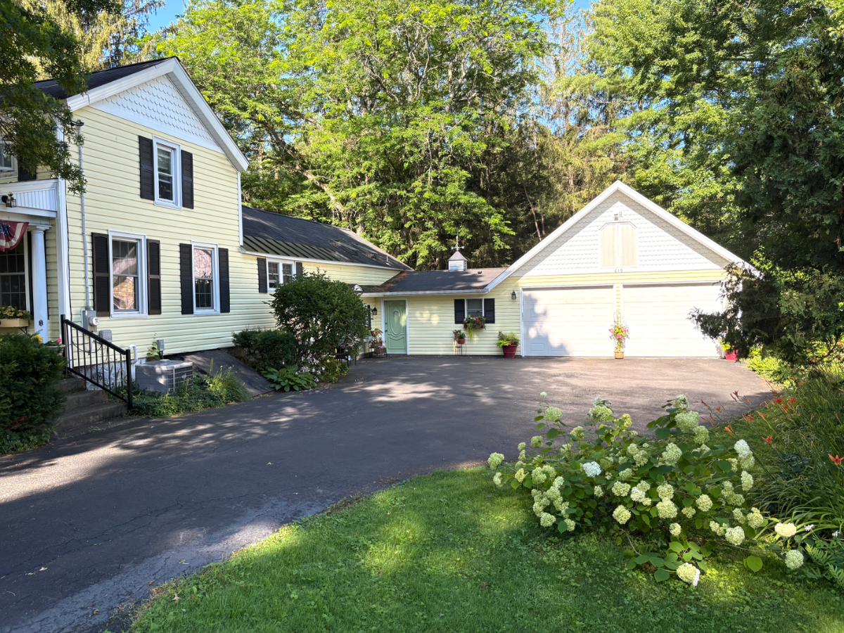 Quiet Attached Apartment on convenient suburban property - Photo 6