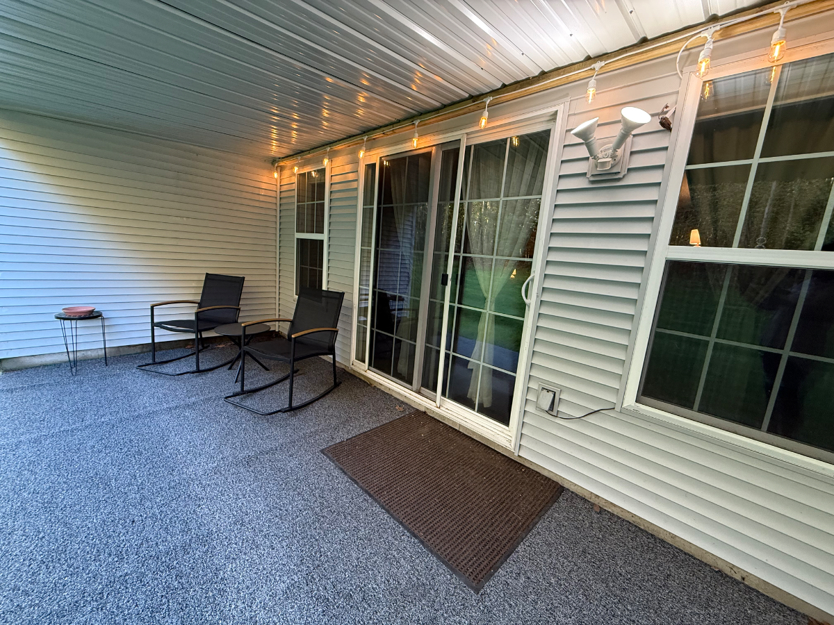 Excellent Rental with over 1000sq feet of living space and privacy - Photo 9