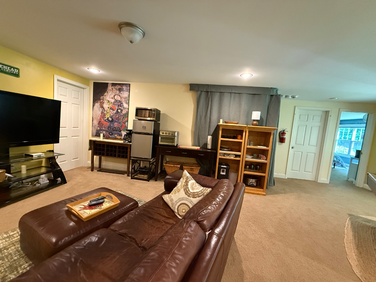 Excellent Rental with over 1000sq feet of living space and privacy - Photo 2