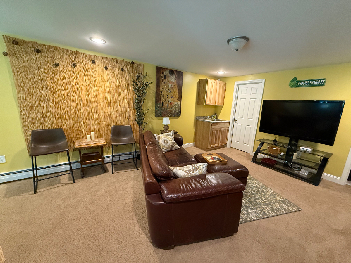 Excellent Rental with over 1000sq feet of living space and privacy - Photo 6