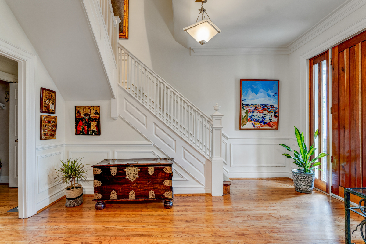 Beautiful, Super convenient to downtown DC, Calm, serene 3 bedroom, 2.5 bath Home - Photo 3