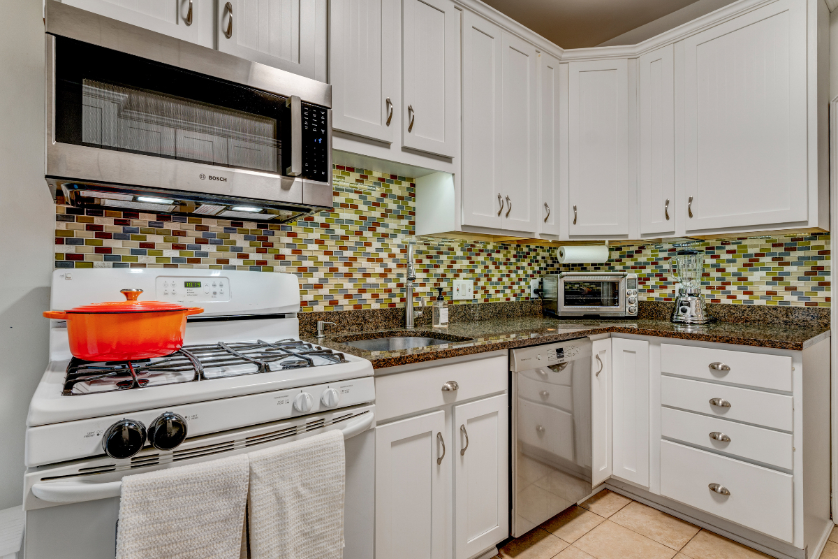 Beautiful, Super convenient to downtown DC, Calm, serene 3 bedroom, 2.5 bath Home - Photo 8