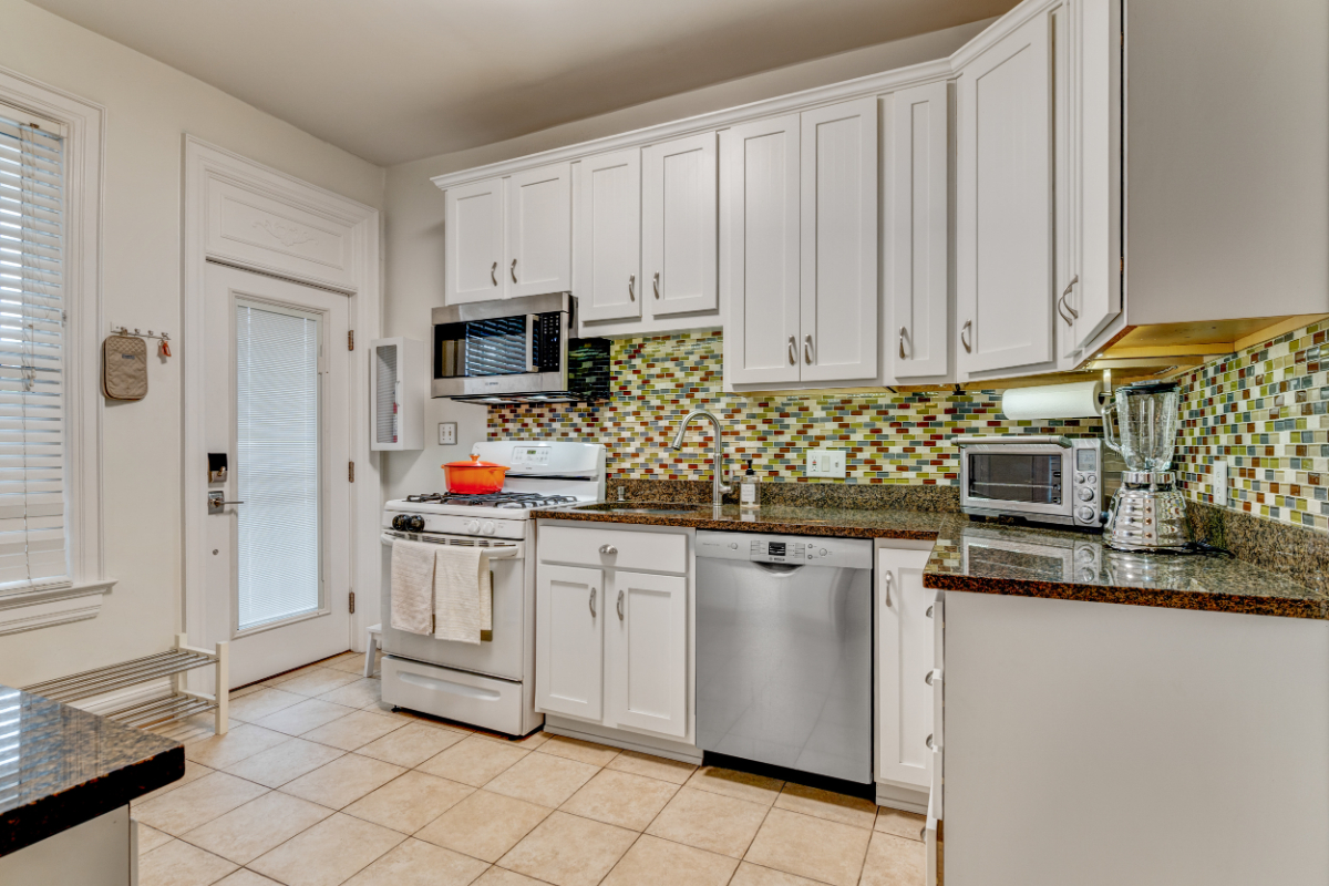 Beautiful, Super convenient to downtown DC, Calm, serene 3 bedroom, 2.5 bath Home - Photo 10