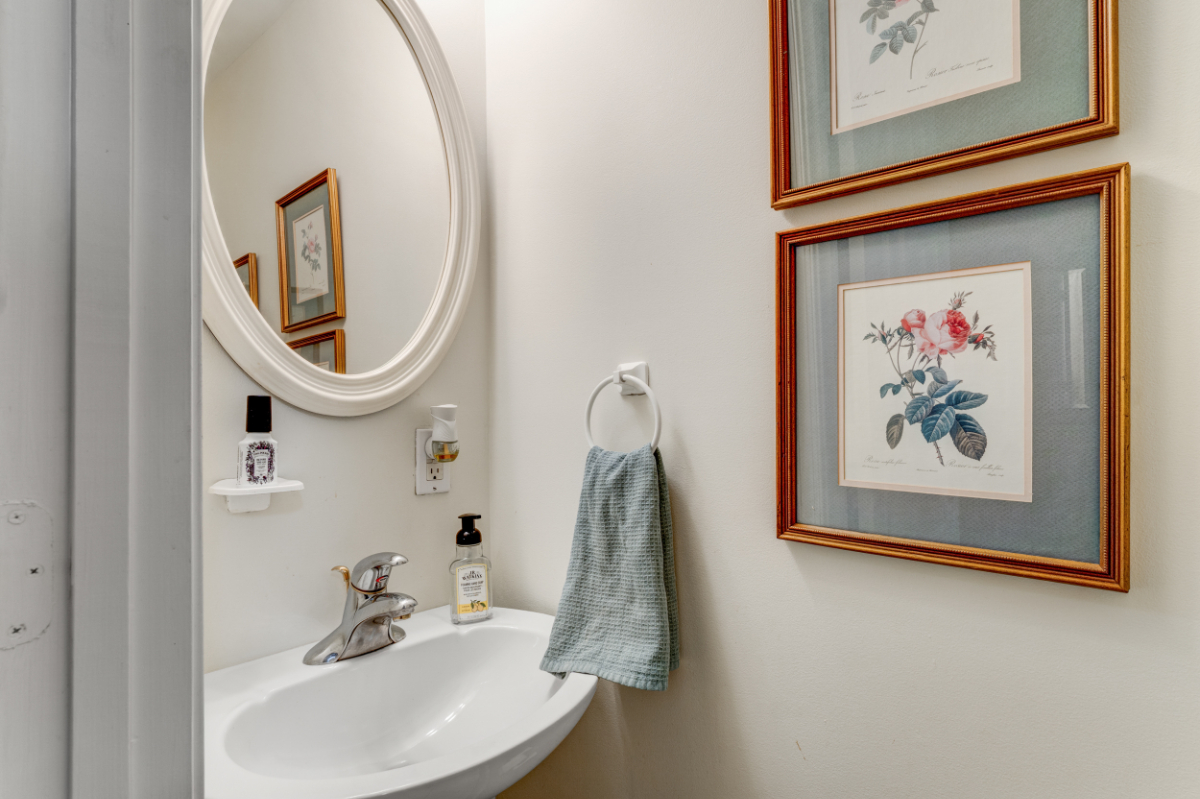 Beautiful, Super convenient to downtown DC, Calm, serene 3 bedroom, 2.5 bath Home - Photo 11