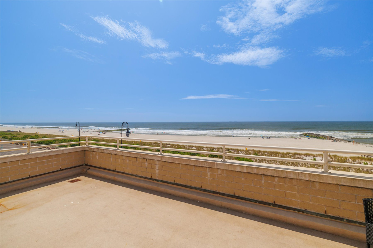 Modern, Spectacular Oceanfront Unit - Photo 8