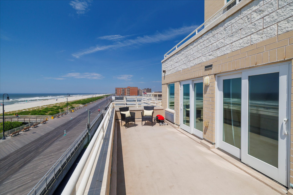 Modern, Spectacular Oceanfront Unit - Photo 2