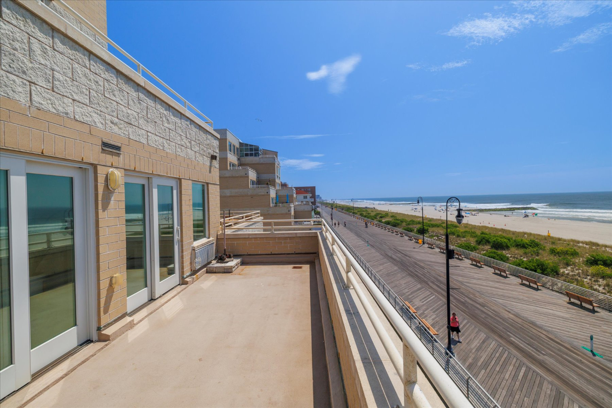Modern, Spectacular Oceanfront Unit - Photo 10