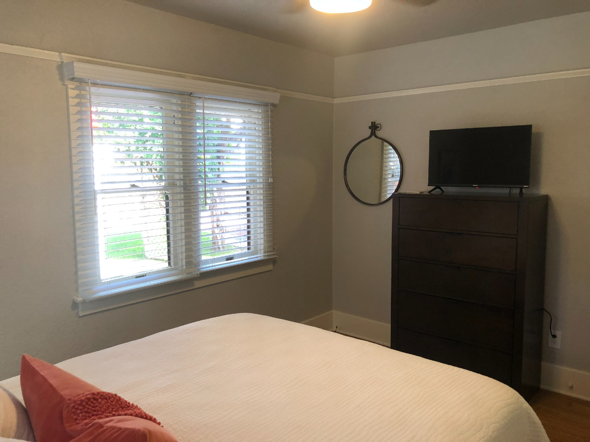 Beautiful Furnished 2 Bed/1 Bath Home in Hillcrest with Fenced Yard - Walking Distance to UCSD (Hillcrest) and Mercy Hospitals - Photo 3