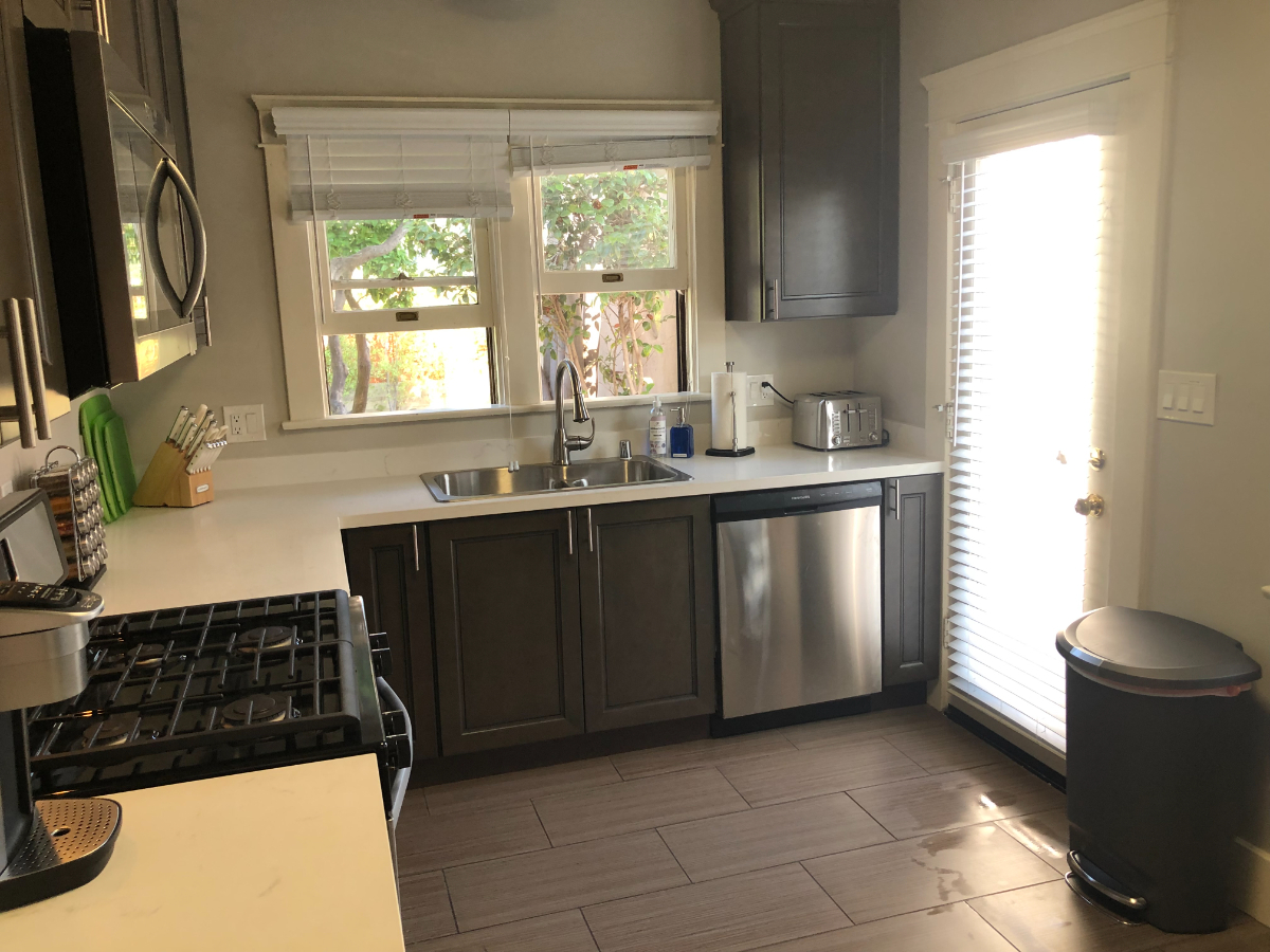 Beautiful Furnished 2 Bed/1 Bath Home in Hillcrest with Fenced Yard - Walking Distance to UCSD (Hillcrest) and Mercy Hospitals - Photo 6