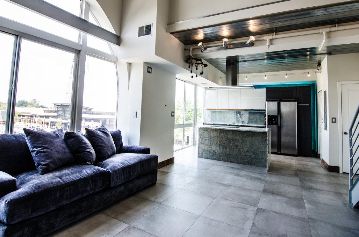 Spacious 2 Bedroom, 2 level loft with 20' ceiling, close to everything - Photo 3