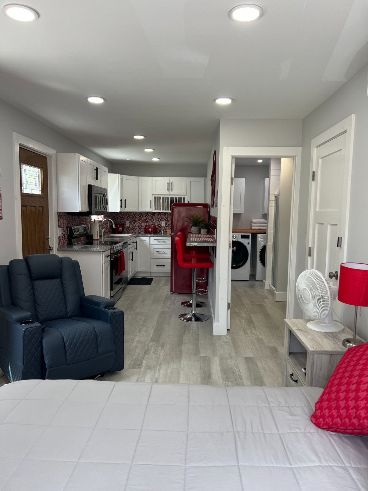 Lake House Studio Apartment - Photo 2