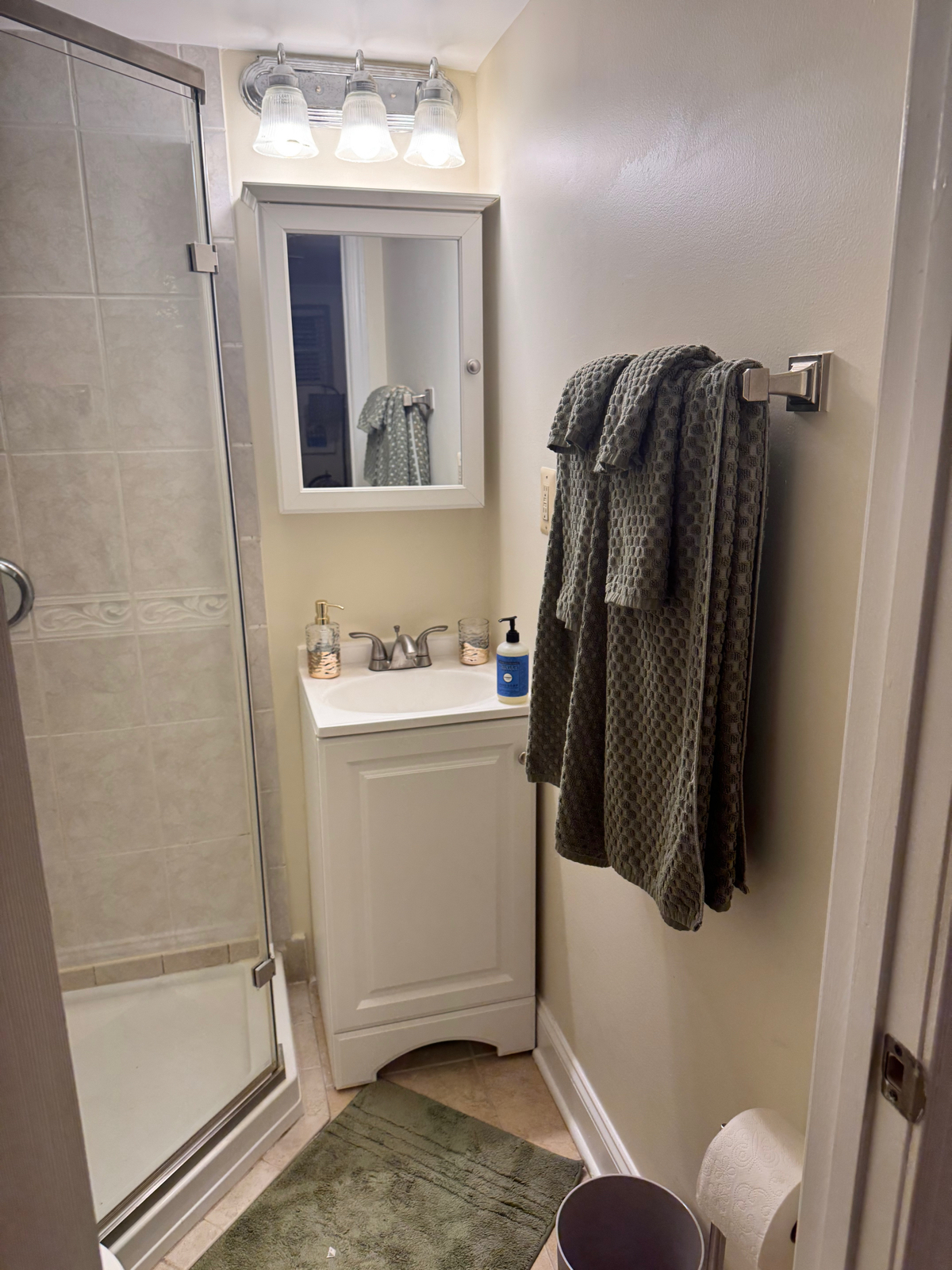 Chic Urban Two Bedroom Apt - Photo 12