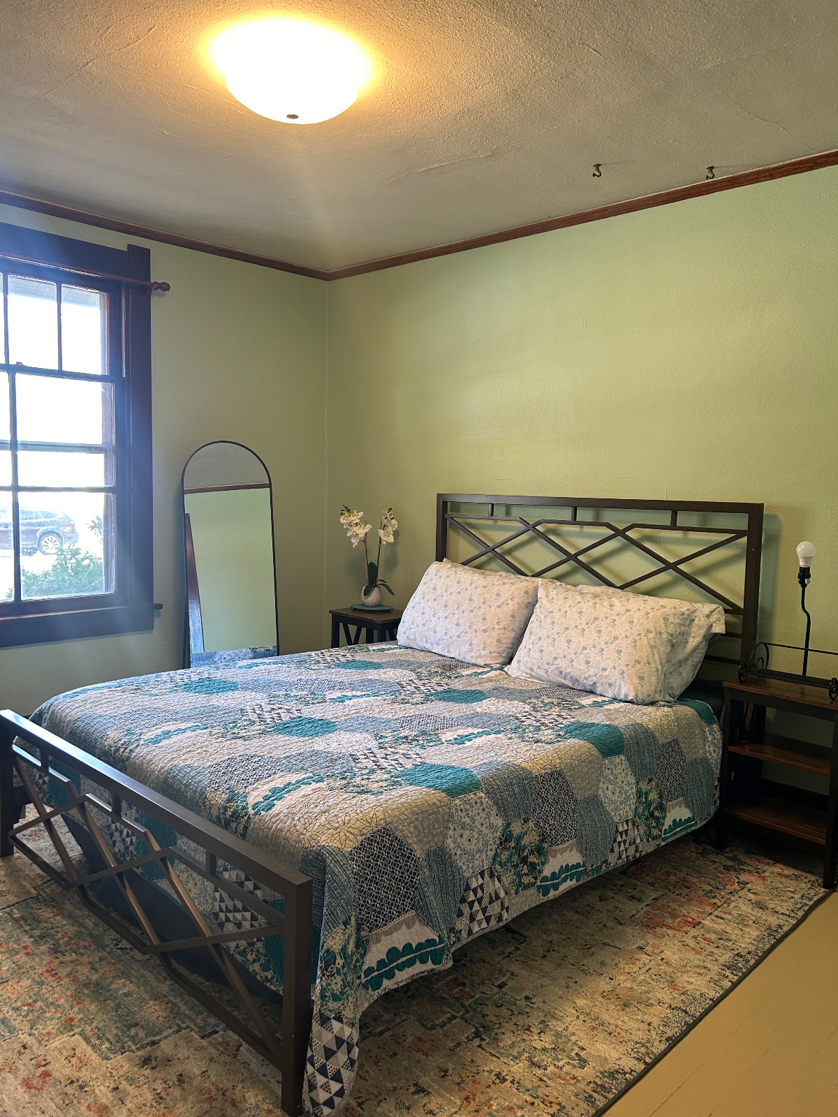 Warm and Welcoming 2B Stay - Photo 1