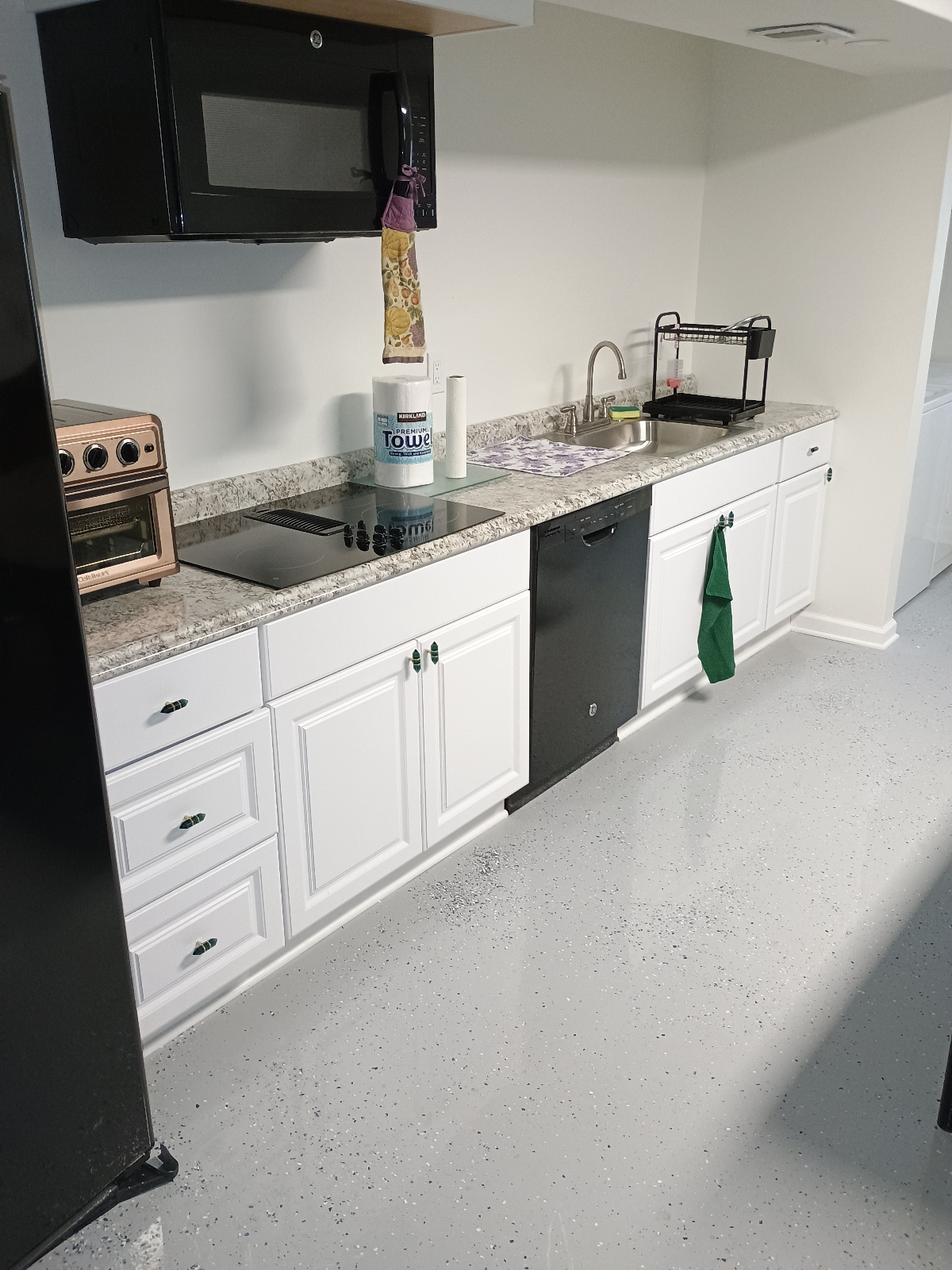 Furnished Studio with Full Kitchen and Private Laundry - Photo 6