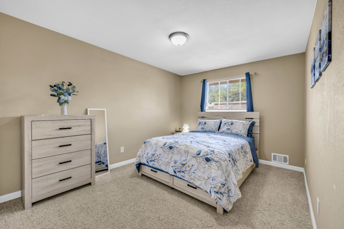 FEMALE TENENT/ ROOMMATE ONLY---Furnished Room Ideal For Travel Nurses/ Corporate Professionals: Pool - Photo 4