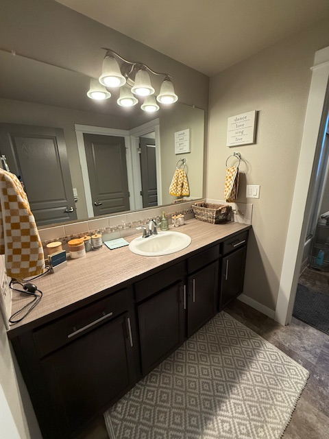 Peaceful room and large bath. - Photo 6