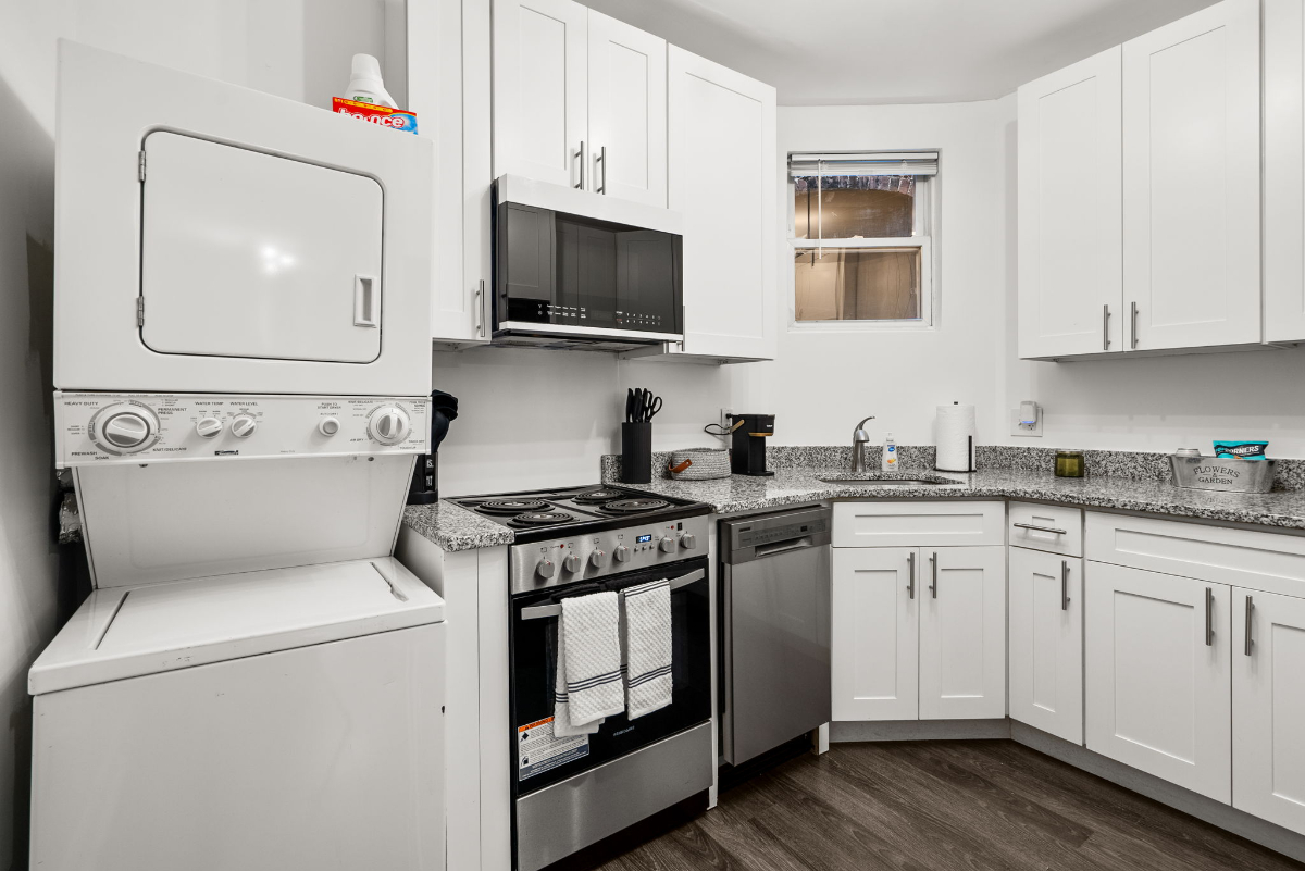 Stylish Studio Close to Metro & Downtown - Photo 2