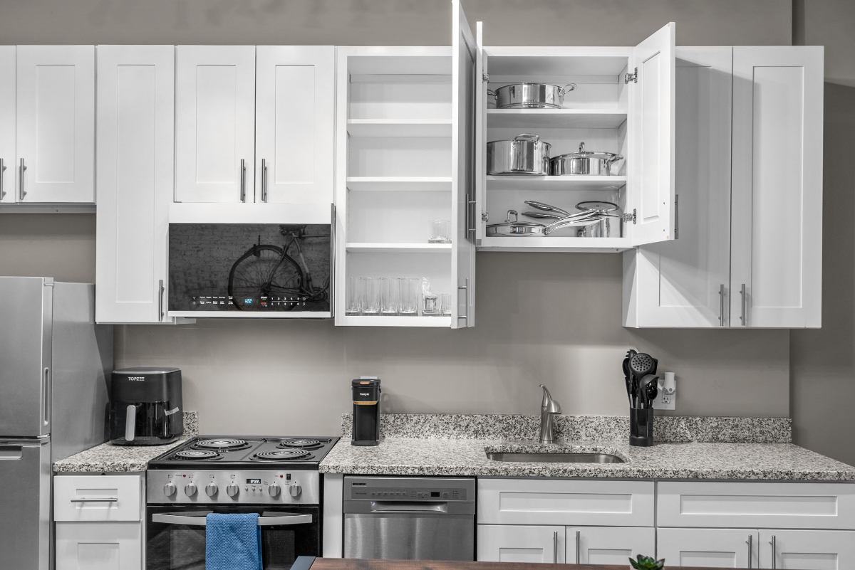 Stylish Studio Close to Metro & Downtown - Photo 2
