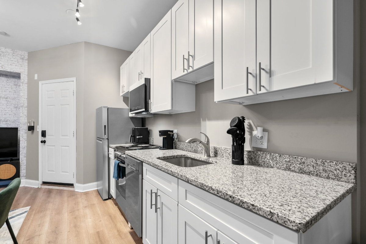 Stylish Studio Close to Metro & Downtown - Photo 3