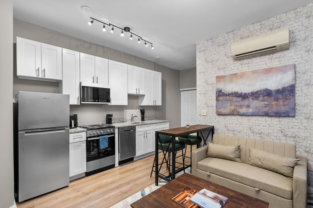 Stylish Studio Close to Metro & Downtown - Photo 4