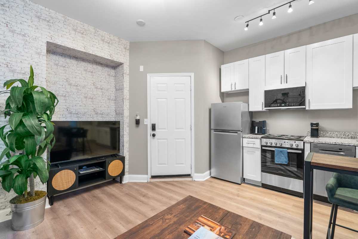 Stylish Studio Close to Metro & Downtown - Photo 5