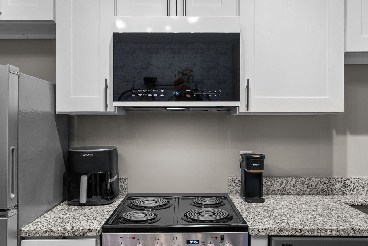 Stylish Studio Close to Metro & Downtown - Photo 10