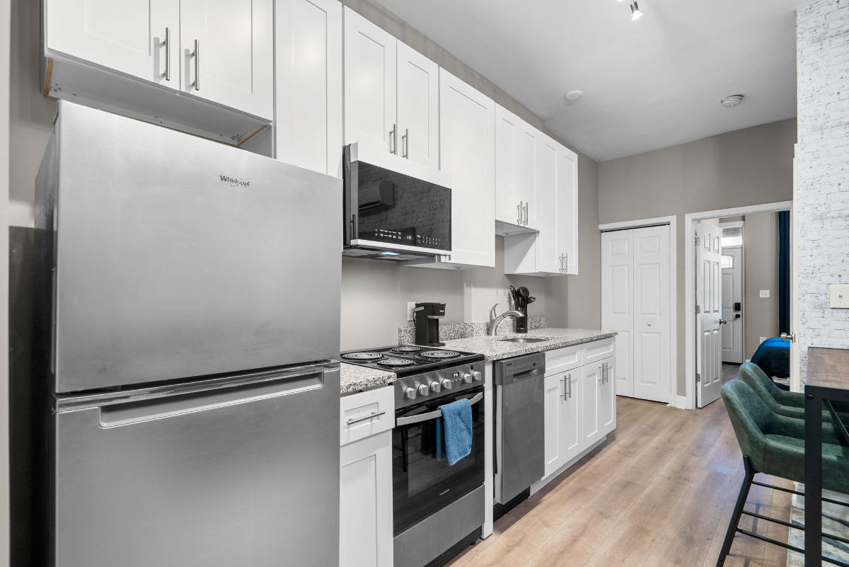 Stylish Studio Close to Metro & Downtown - Photo 11