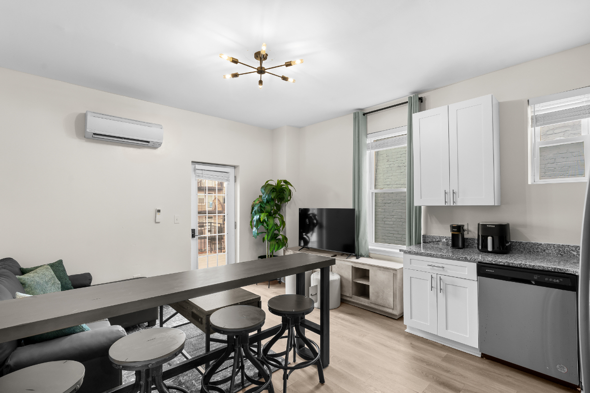 Stylish Studio Close to Metro & Downtown - Photo 4