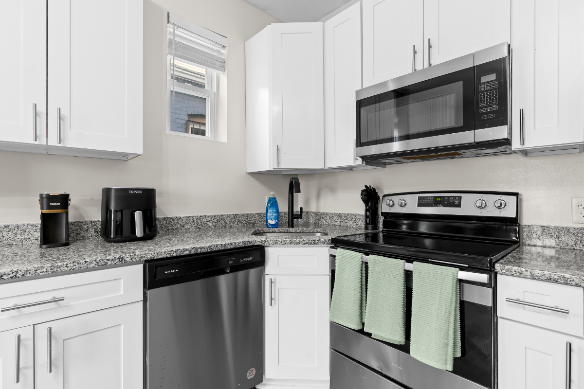 Stylish Studio Close to Metro & Downtown - Photo 5