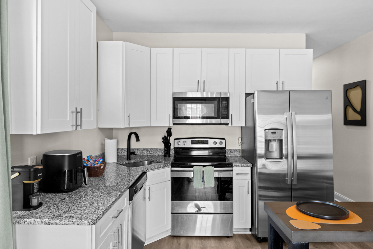 Stylish Studio Close to Metro & Downtown - Photo 9