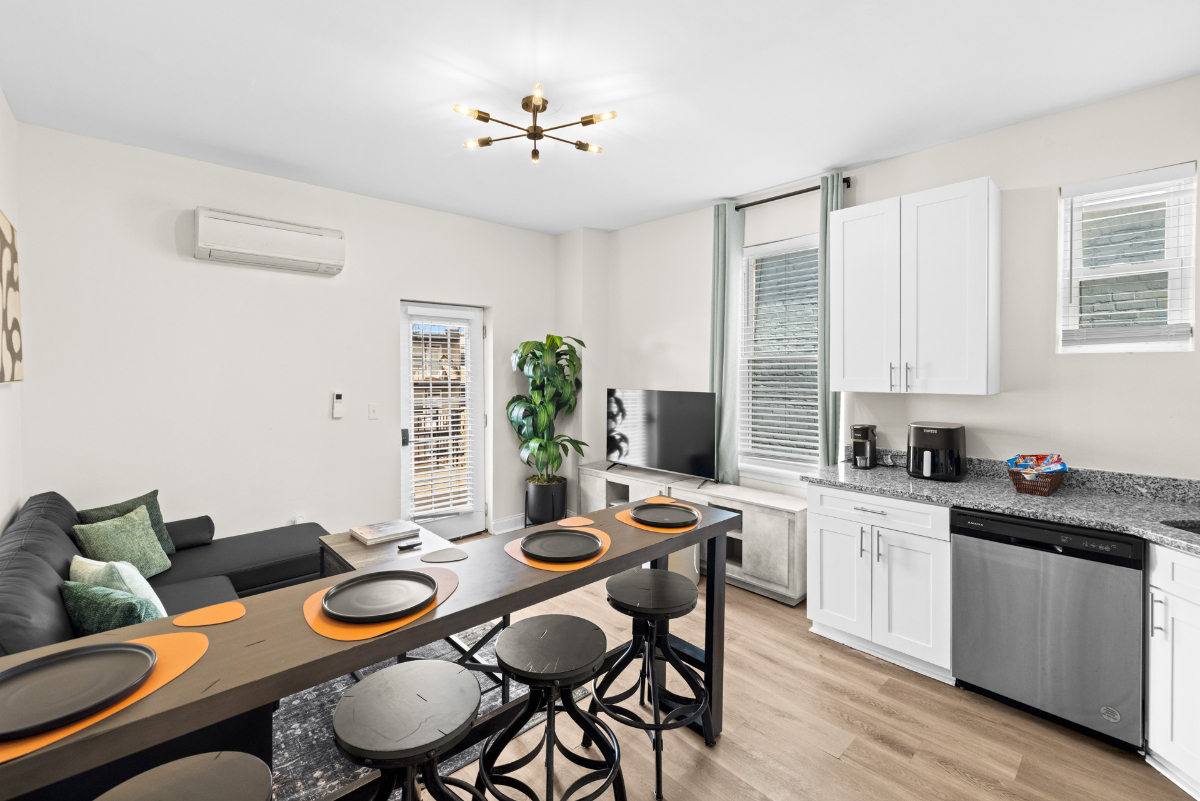 Stylish Studio Close to Metro & Downtown - Photo 11