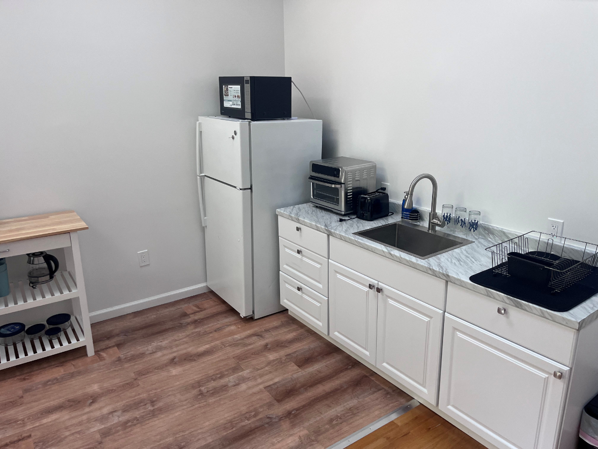 Spacious Private Suite Ideal for Traveling Nurses & Professionals - Photo 3