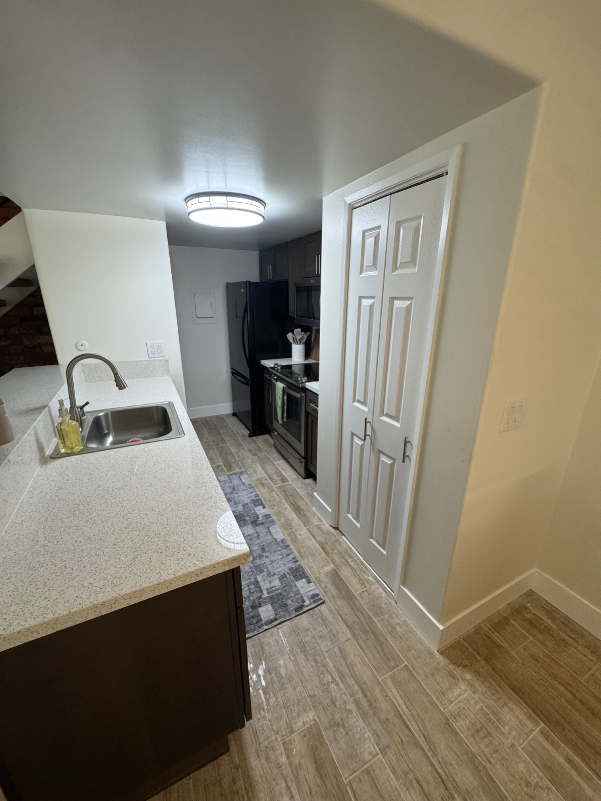 Furnished 2bedroom condo, close to sprouts & shops! - Photo 2