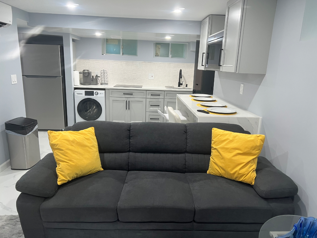 Newly Renovated Unit-Designer-inspired living. - Photo 5