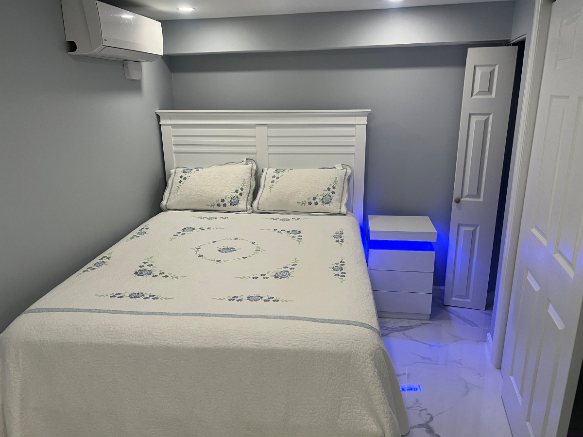 Newly Renovated Unit-Designer-inspired living. - Photo 3