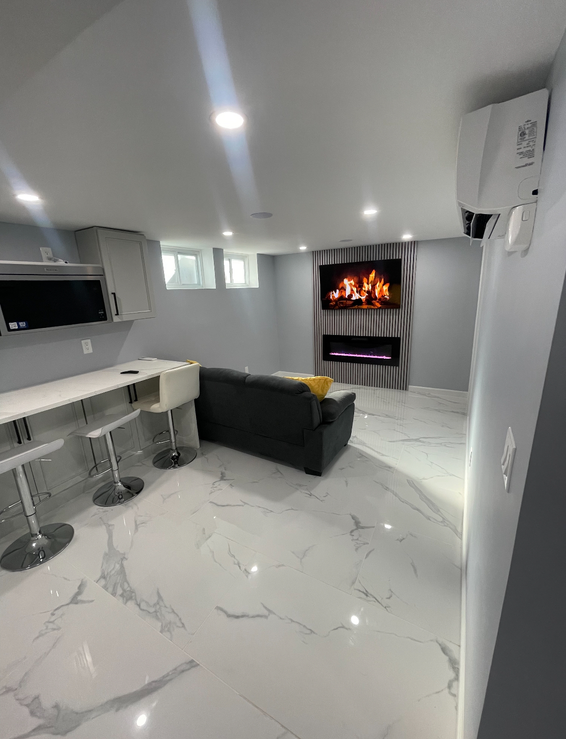 Newly Renovated Unit-Designer-inspired living. - Photo 4