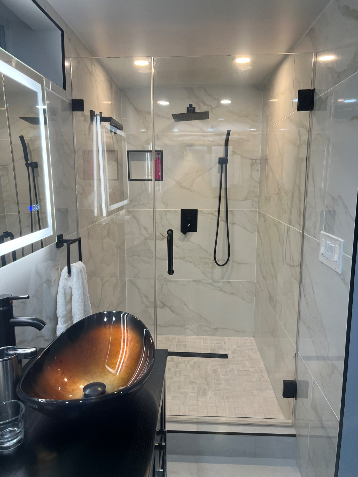 Newly Renovated Unit-Designer-inspired living. - Photo 1