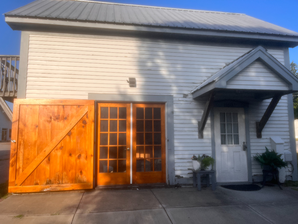The Carriage House - Photo 1