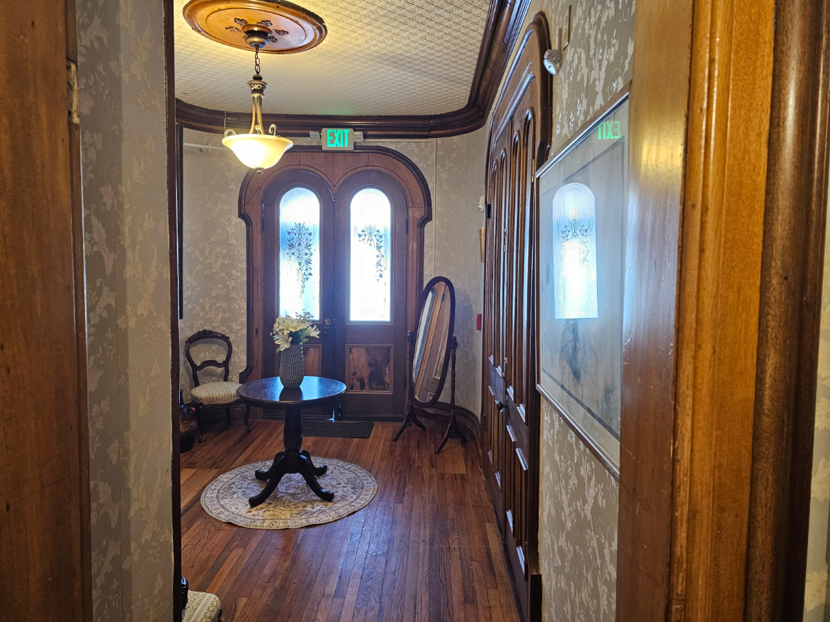 Colby Mansion Guest House - Photo 4