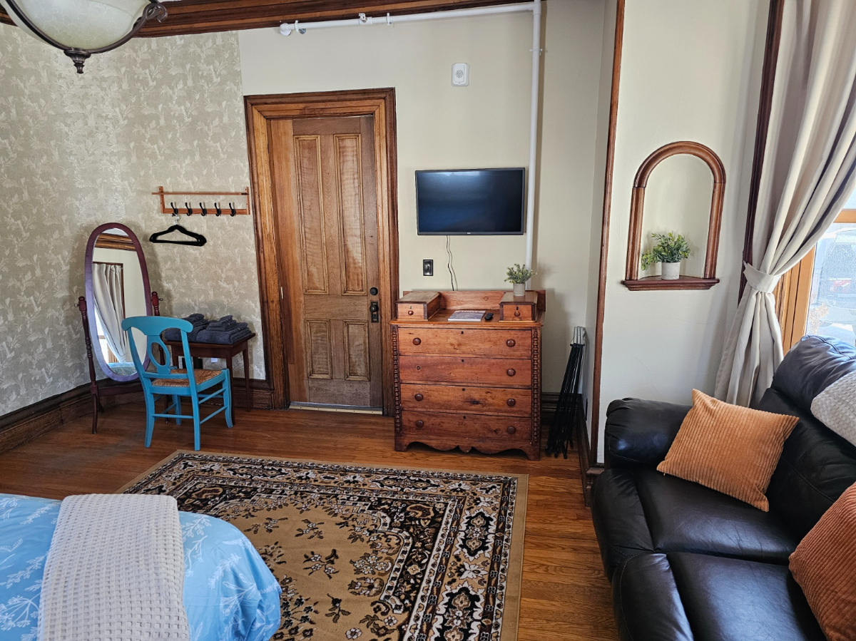 Colby Mansion Guest House - Photo 6