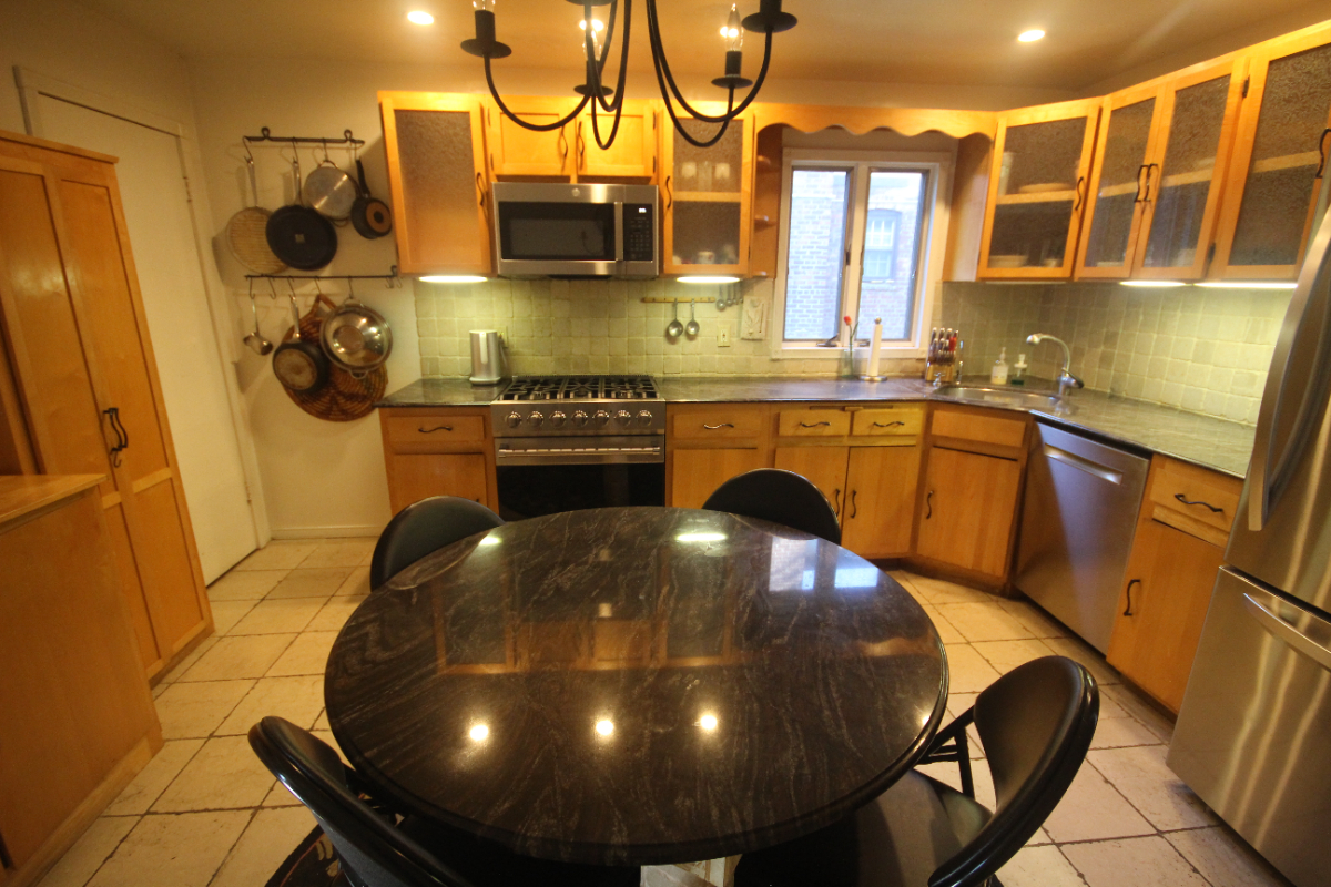 Quiet, Sunny Apartment - Photo 3