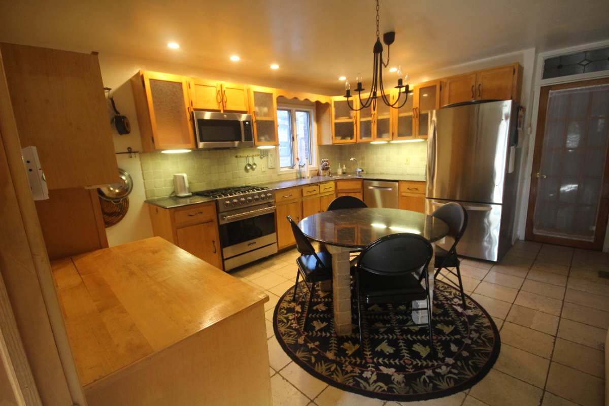 Quiet, Sunny Apartment - Photo 4
