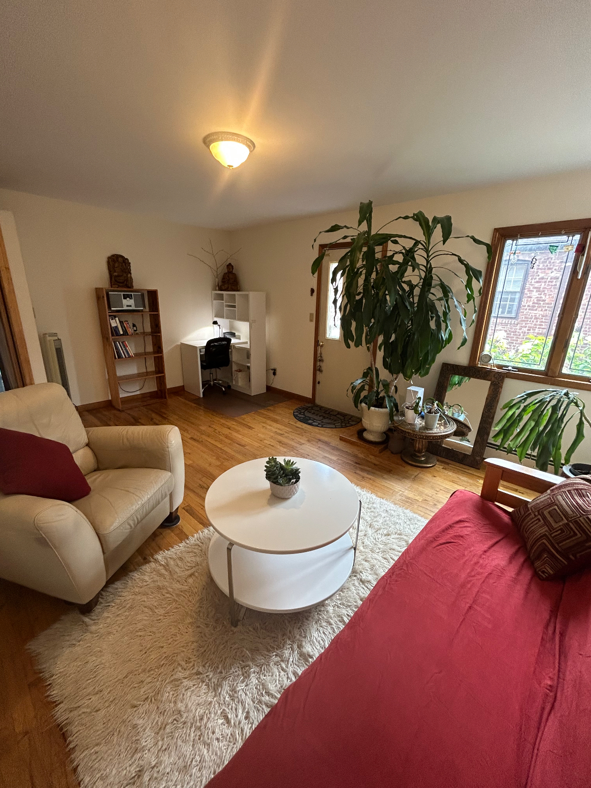 Quiet, Sunny Apartment - Photo 2