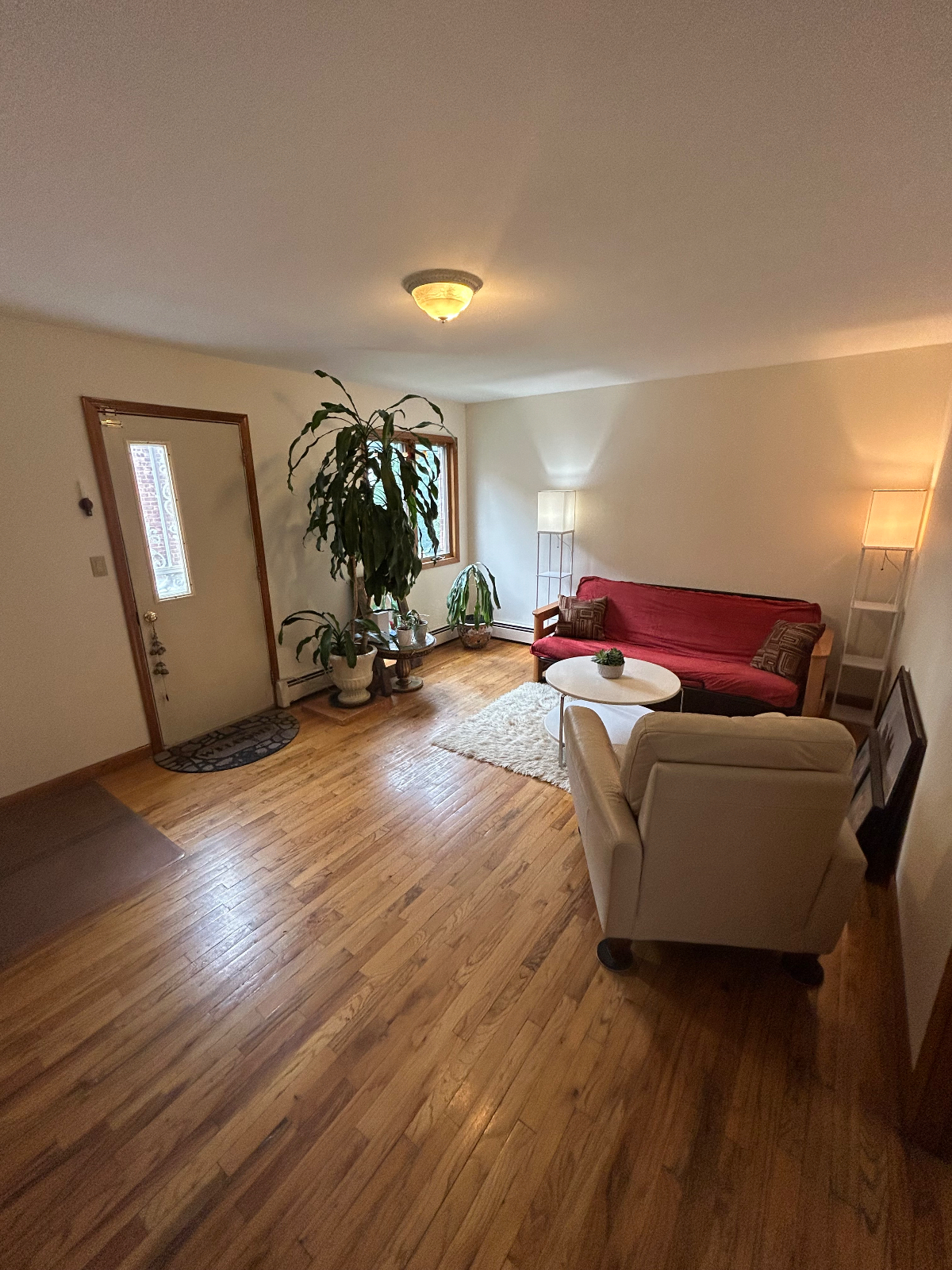 Quiet, Sunny Apartment - Photo 1