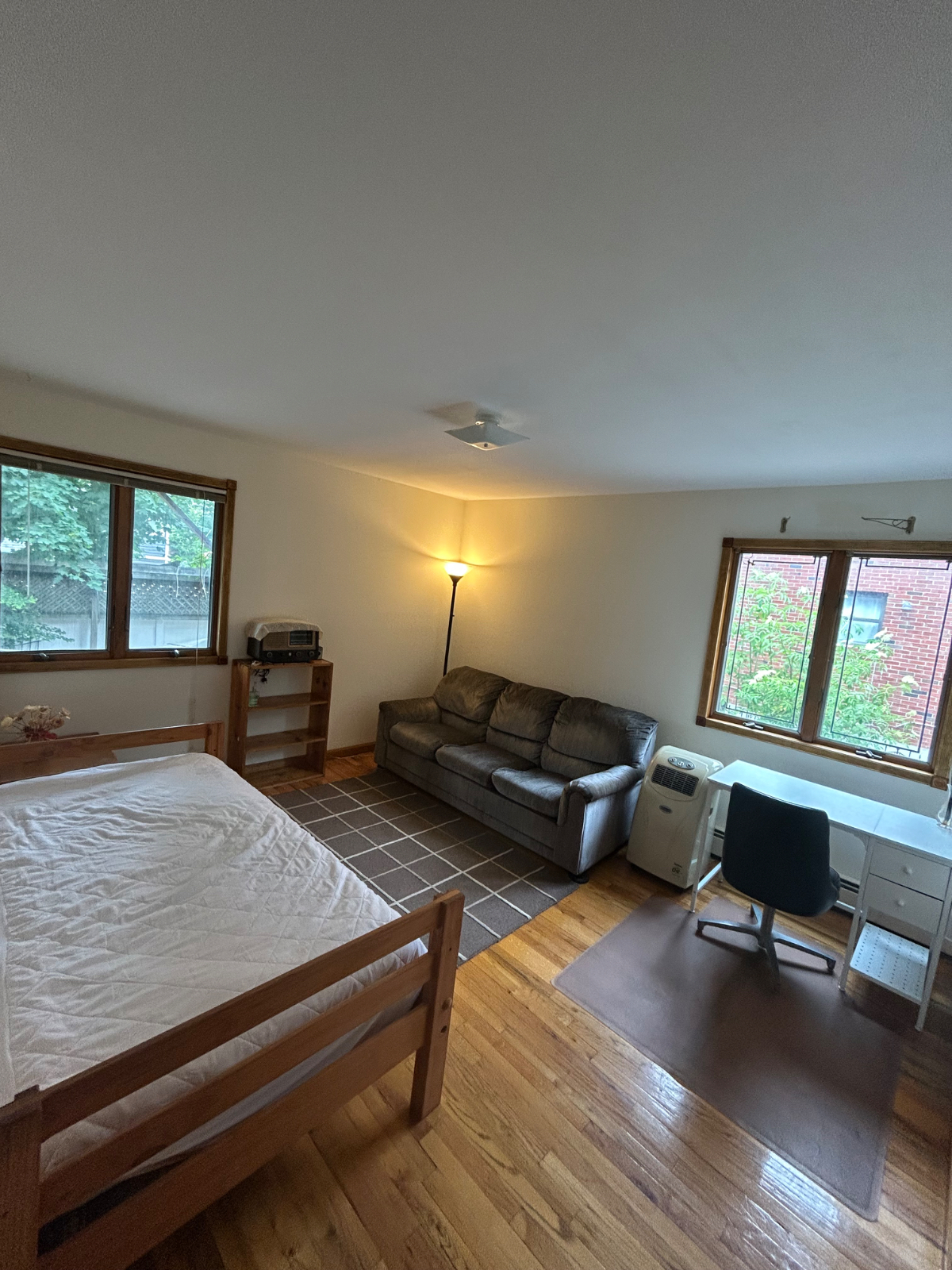 Quiet, Sunny Apartment - Photo 5