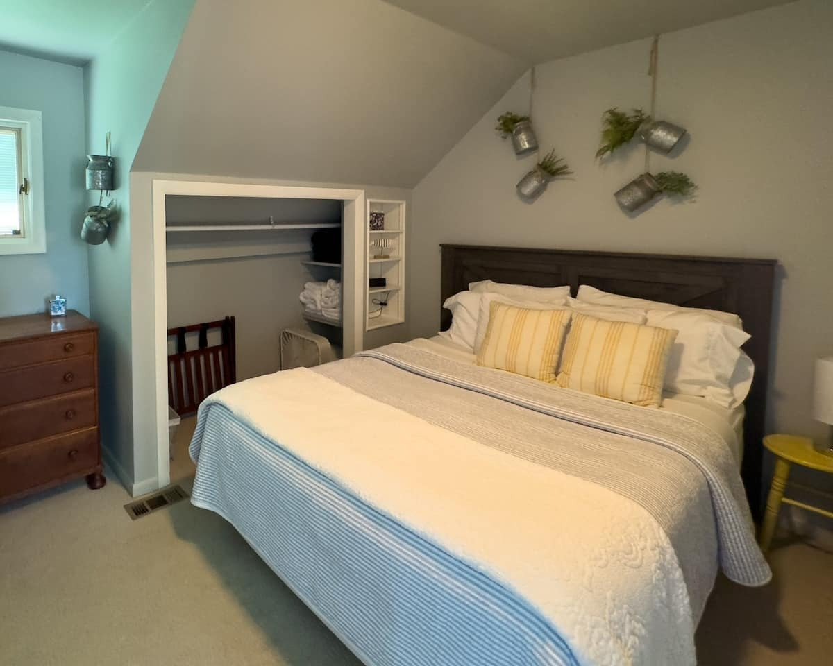 2-BR Lakefront Living with Style & Comfort in Colchester - Pet-Friendly & Utilities Included - Photo 10
