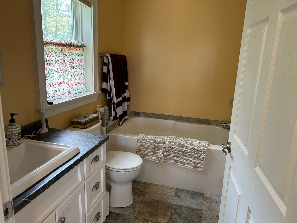 Available January 1 to April 1  . Perfect for health care workers at North Country Hospital. - Photo 11